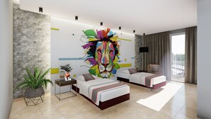 Habitación de hotel moderna con dos camas, un cuadro abstracto grande en la pared, una planta en maceta y vistas al exterior.