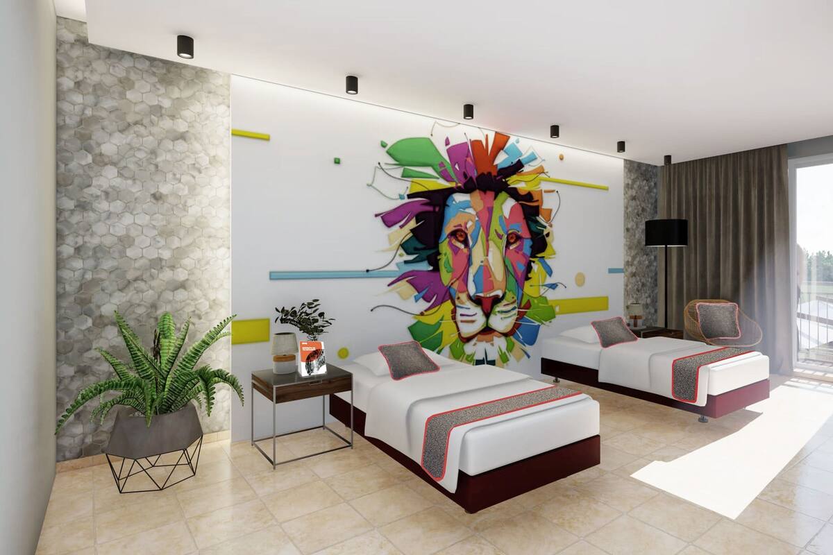 Habitación de hotel moderna con dos camas, un cuadro abstracto grande en la pared, una planta en maceta y vistas al exterior.