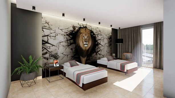 Habitación de hotel moderna con dos camas, un gran mural de un león, una planta en maceta y vistas a un balcón.