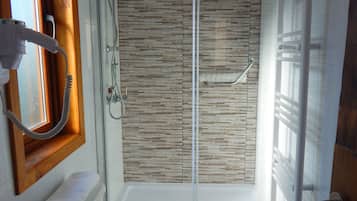 Douche, sèche-cheveux, serviettes fournies, savon