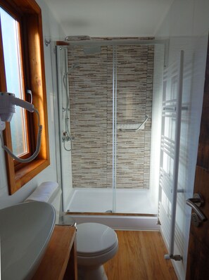 Shower, hair dryer, towels, soap - Modern hostel with the best comforts for a comforting rest (Punta Arenas)