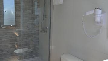 Dusche, Haartrockner, HandtĂŒcher, Seife