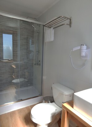 Ducha, secador de pelo, toallas, jabón