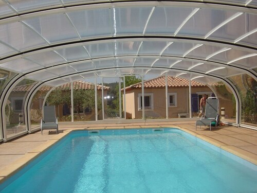 Villa 2 ch. 5 p.  climatisée avec piscine partagée, chauffée et couverte