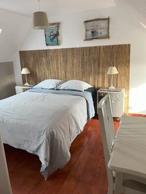 2 bedrooms, iron/ironing board, travel cot, WiFi