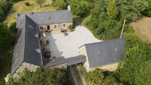 A stone house with a large driveway and a patio area. - Penty Gwen in a listed 17th century Breton farmhouse for 4 people (Crozon)