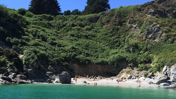 A beach with clear turquoise water, rocky cliffs, and lush greenery. - Penty Gwen in a listed 17th century Breton farmhouse for 4 people (Crozon)