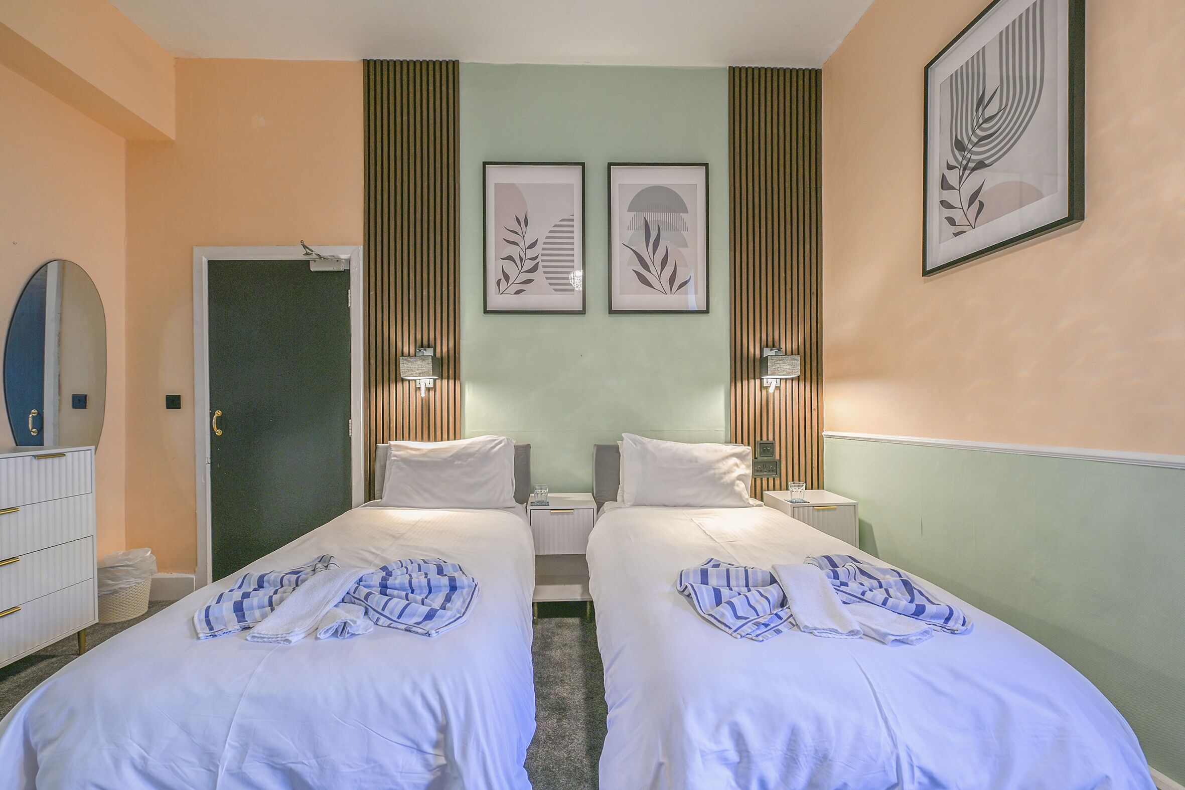 Deluxe Twin Room | Individually decorated, individually furnished, laptop workspace