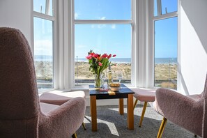 Room 7 - Double En-suite Seaview Room | 客室ごとに異なる装飾、客室ごとに異なるインテリア、ノートパソコン用作業スペース、WiFi (無料)