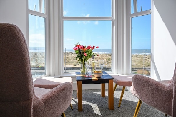 Room 7 - Double En-suite Seaview Room | Yksilöllisesti sisustettu, yksilöllisesti kalustettu
