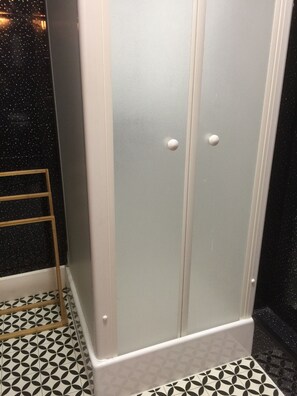 Room 7 - Double En-suite Seaview Room | Dusche im Bad