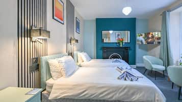 Room 1- Twin En-suite | Individually decorated, individually furnished, laptop workspace