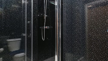 Room 7 - Double En-suite Seaview Room | Bathroom | Free toiletries, towels, soap, shampoo