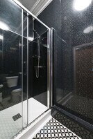 Room 7 - Double En-suite Seaview Room | 浴室 | 免费洗浴用品、毛巾、肥皂、洗发水