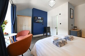 Room 9 - Double En-suite Hillview Room | Individuell inredning, unika möbler och arbetsyta för laptop