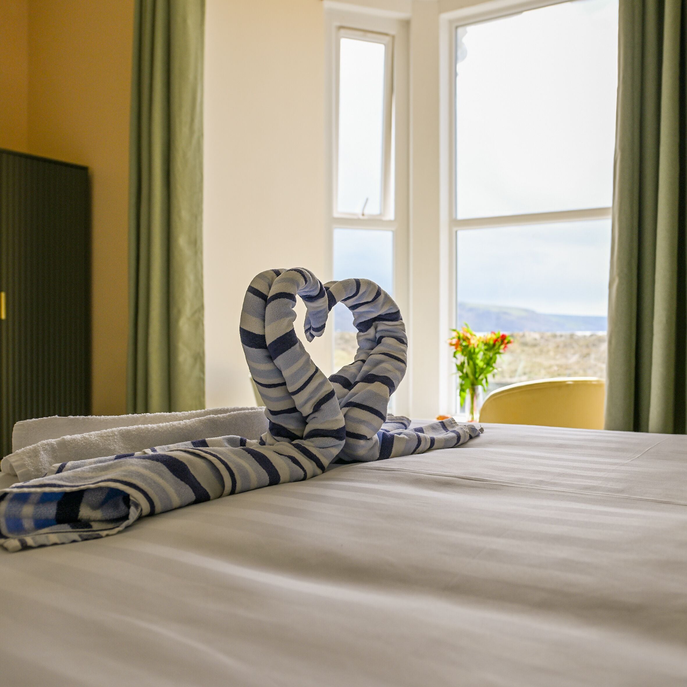 Room 3 - Double En-suite Seaview Room | بديكورات فريدة لكل غرفة وطراز فريد لكل وحدة ومساحة عمل للكمبيوتر المحمول