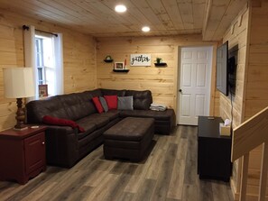 Una Smart TV, un reproductor de DVD, libros, una videoteca