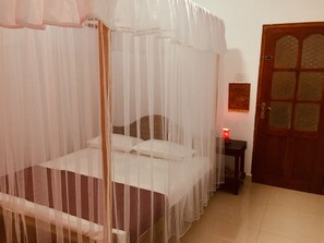 In-room safe, desk, soundproofing, iron/ironing board - toropi homestay (Udunuwara)