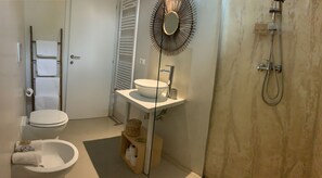 Basic-Doppelzimmer | Waschbecken im Bad