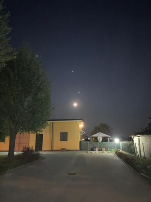 Fassade der Unterkunft – Abend/Nacht