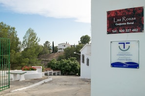 Propriedade rural chamada Las Rosas com um número de contato.