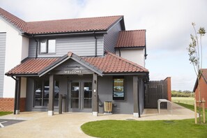 Exterior - The Churchill (Swindon)