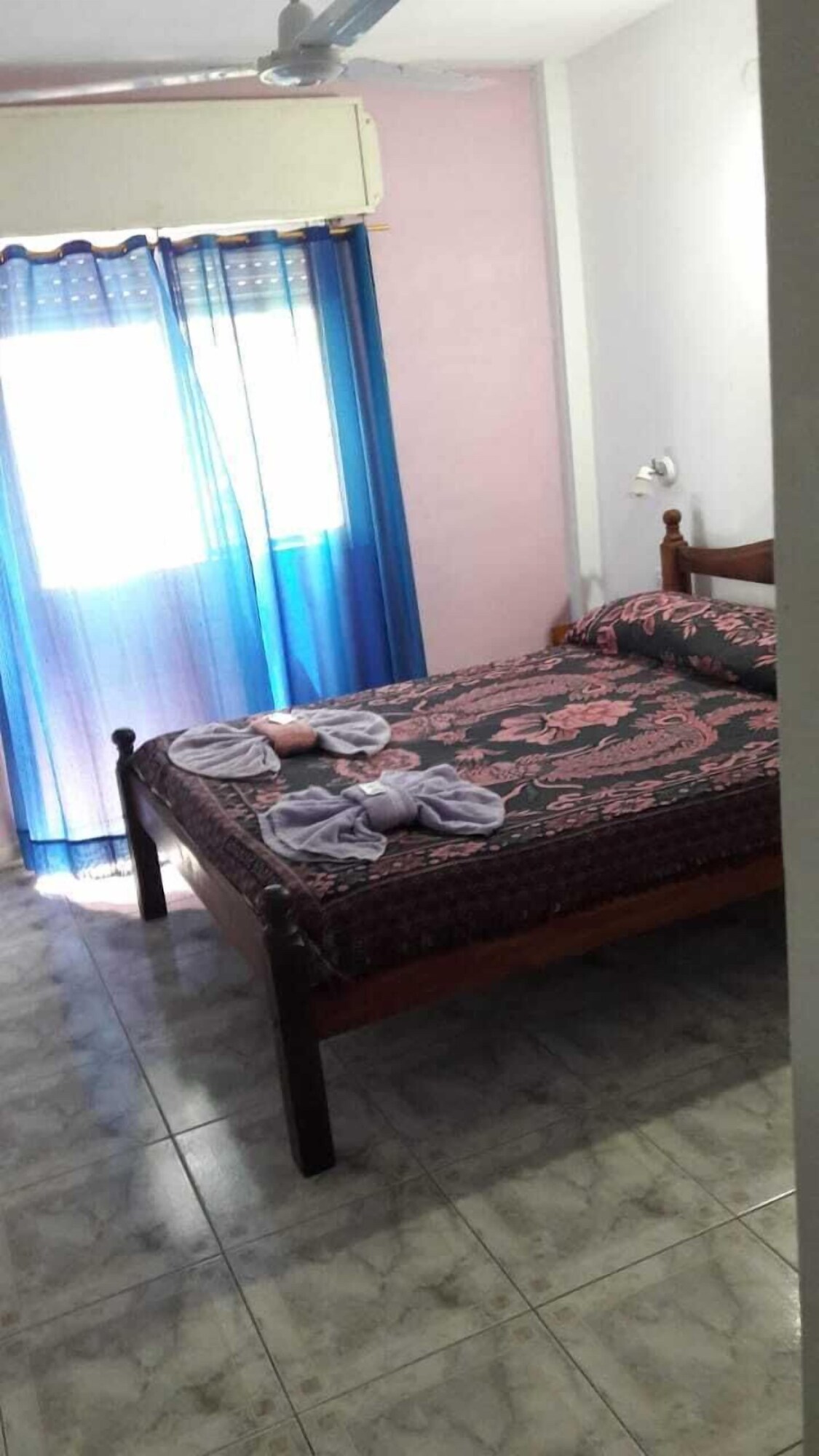 Habitación básica doble, 1 cama de matrimonio | Mobiliario individual y tabla de planchar con plancha