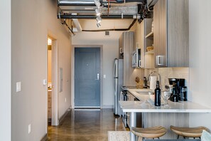 Fridge, microwave, oven, stovetop - MINNeSTAY* Sable 803 | North Loop | Target Center (Minneapolis)