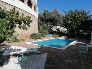 Seasonal outdoor pool - Hostal Santa Gemma (Sant Andreu de Llavaneres)