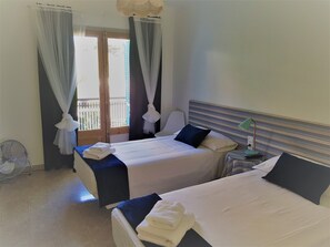 Twin Room, Terrace | Bed sheets - Hostal Santa Gemma (Sant Andreu de Llavaneres)