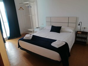 Apartment, 1 Bedroom, Terrace, Sea View | Bed sheets - Hostal Santa Gemma (Sant Andreu de Llavaneres)