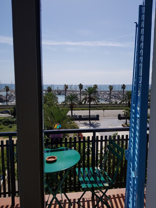 Double Room, Balcony, Sea View | Bed sheets - Hostal Santa Gemma (Sant Andreu de Llavaneres)