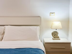 1 bedroom, travel cot