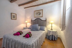 3 dormitorios, tabla de planchar con plancha, cuna de viaje