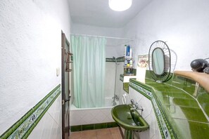 Haartrockner, Handtücher, Shampoo, Toilettenpapier