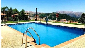 A swimming pool with a view of mountains in the background. - La Solana, your corner in the Serranía de Ronda (Benadalid)