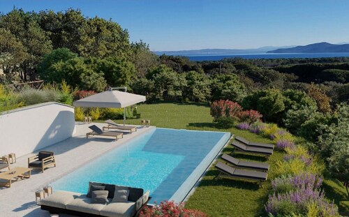 Design beachfront villa, private pool, a/c, WiFi, garden and parking space 