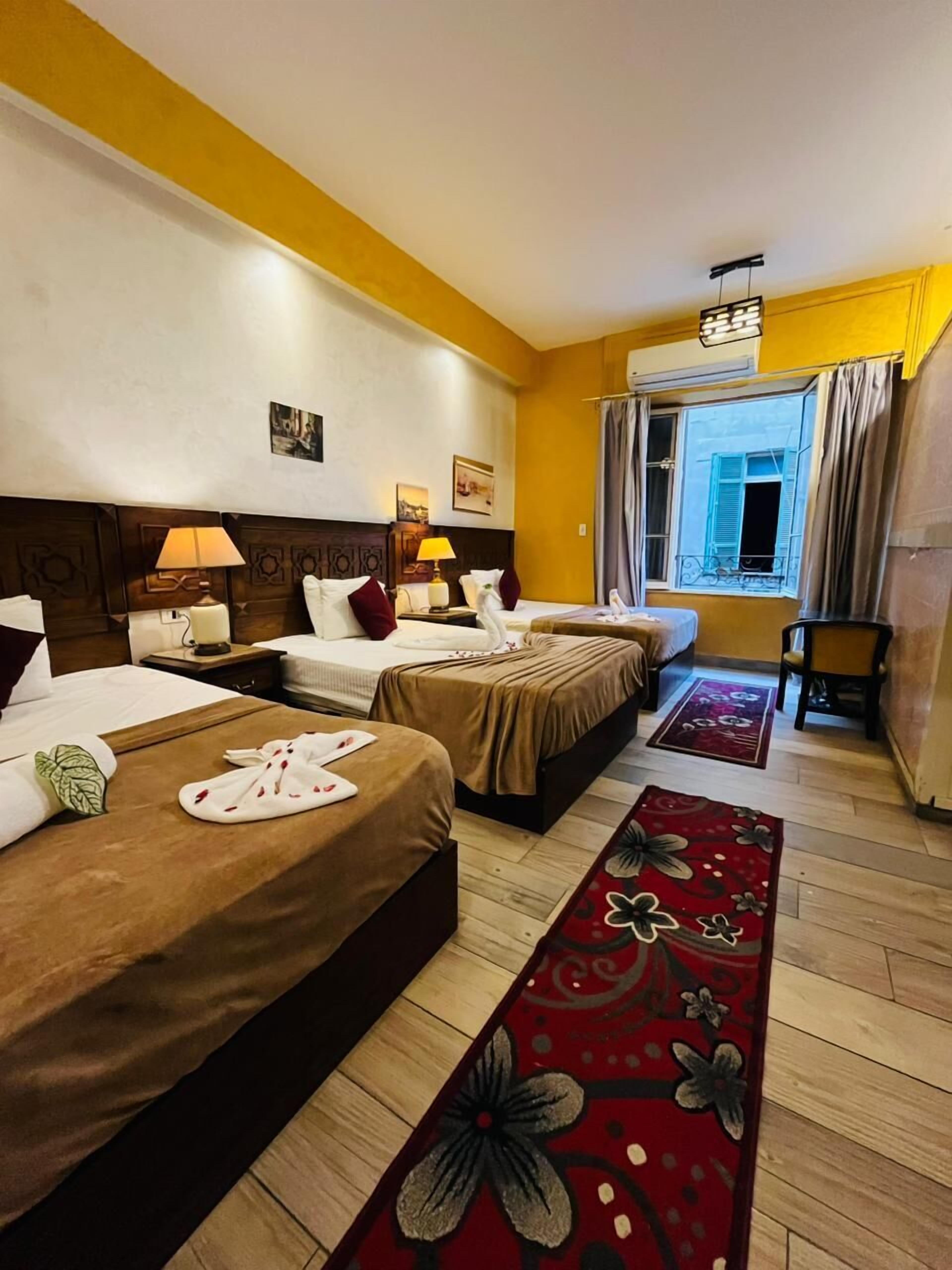 家庭三人房, 城市景觀 | 迷你吧、客房內保險箱、書桌、遮光布/窗簾