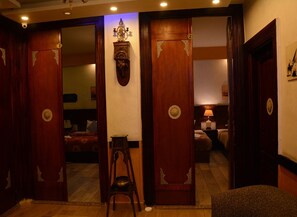 Habitación triple Deluxe | Zona de estar | Televisión LED de 32 pulgadas con canales por satélite, una televisión