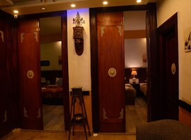 Deluxe háromágyas szoba | Nappalirész | LED-tévé