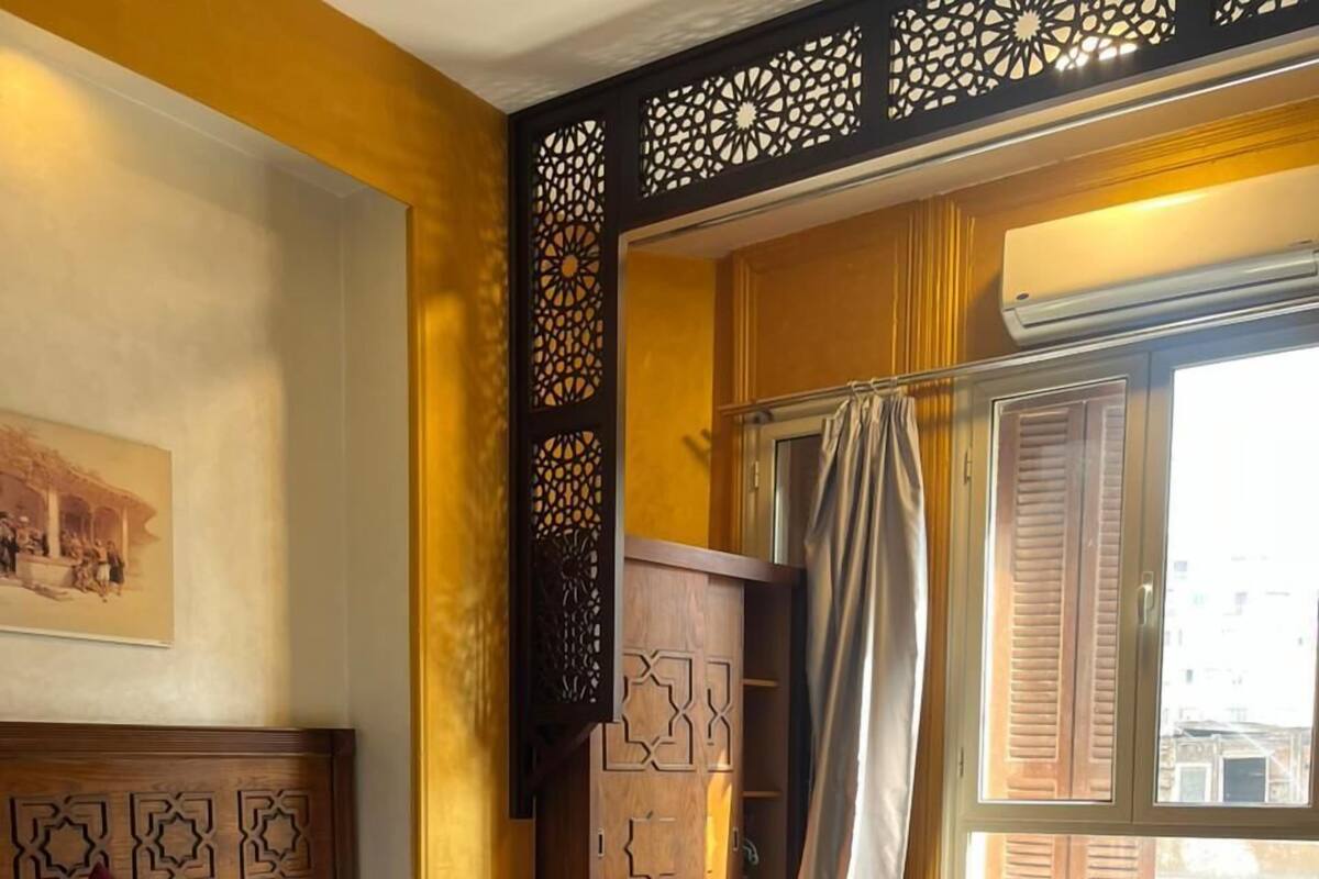 ميني بار وخزنة داخل الغرفة ومكتب وستائر تعتيم
