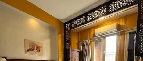 Minibar, caja de seguridad en la habitación y escritorio