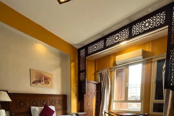 Habitación de lujo doble, 1 cama de matrimonio grande | Minibar, caja fuerte, escritorio y cortinas opacas