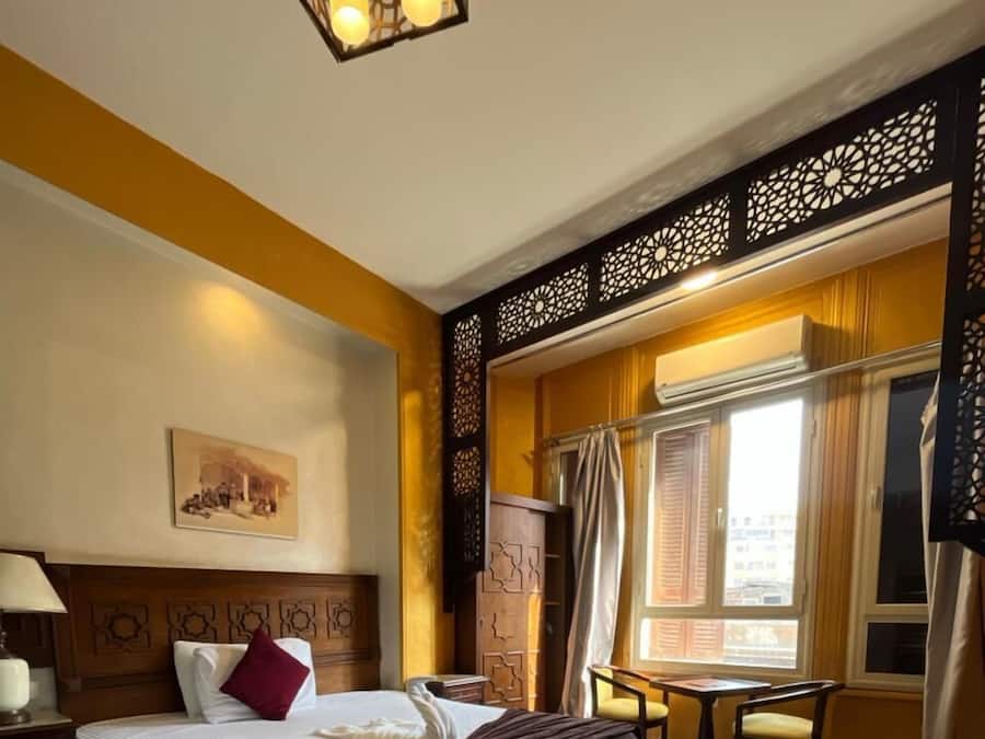 Minibar, caja de seguridad en la habitación y escritorio