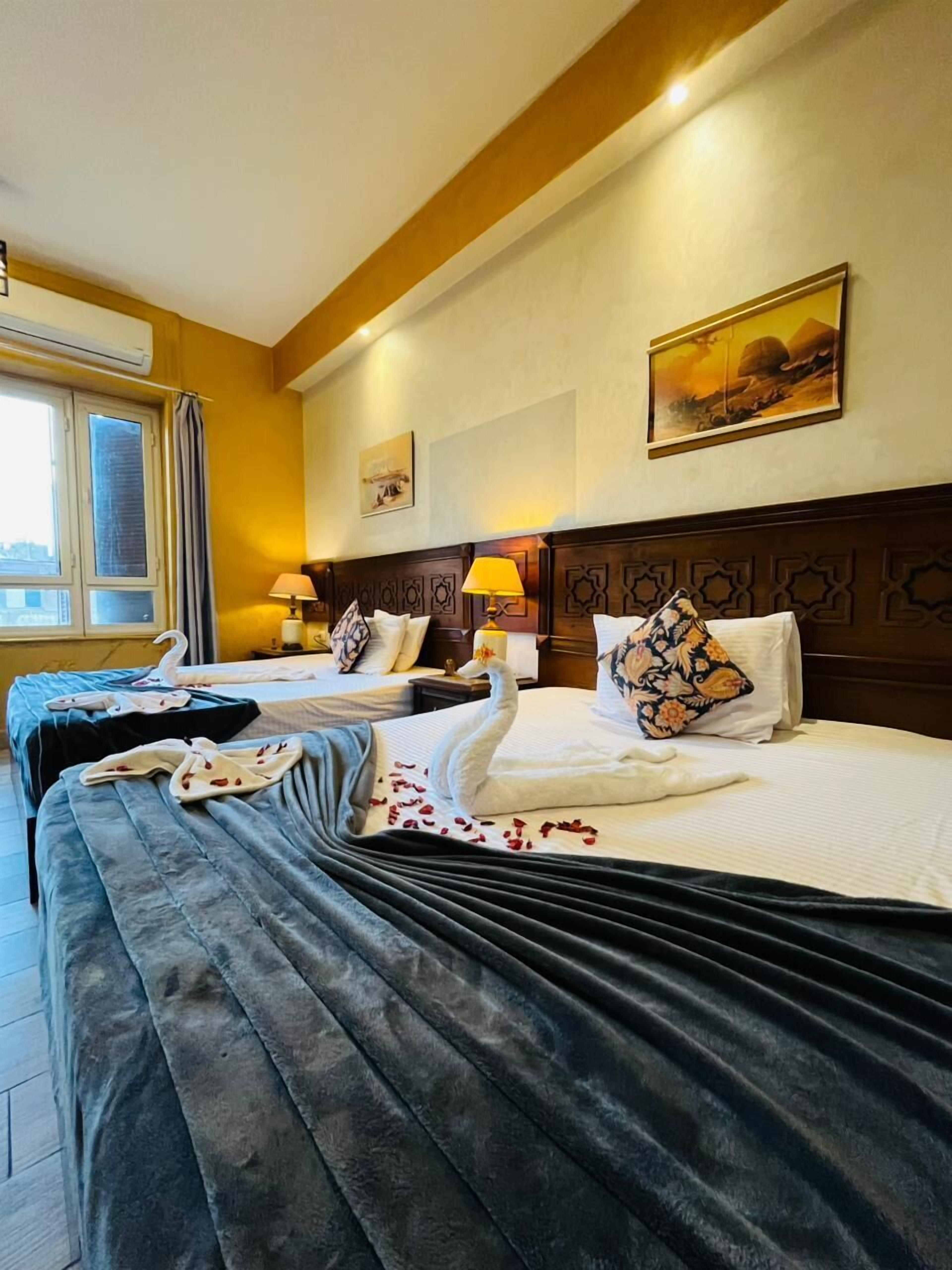 ميني بار وخزنة داخل الغرفة ومكتب وستائر تعتيم