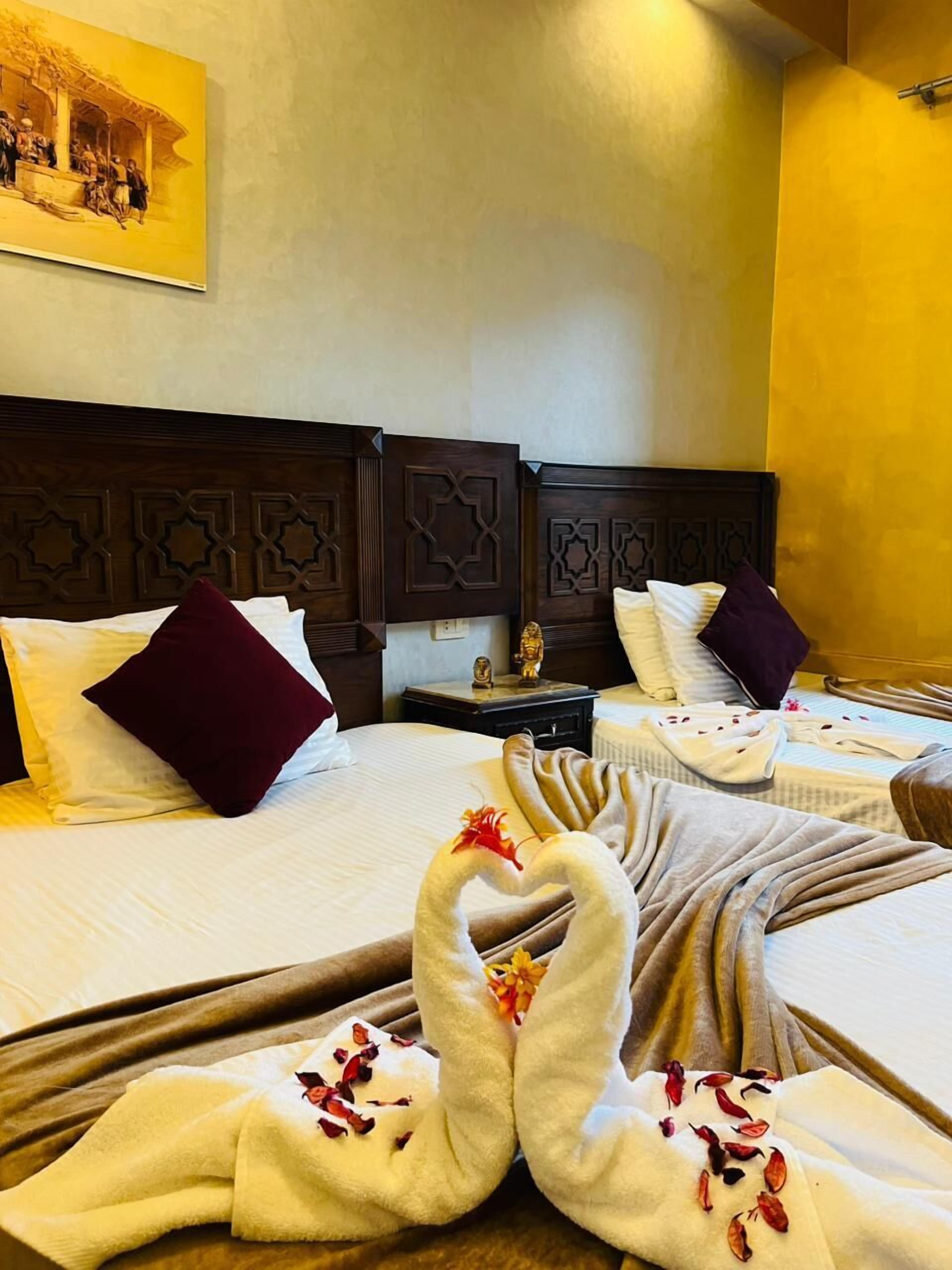 豪華雙床房, 陽台 | 迷你吧、客房內保險箱、書桌、遮光布/窗簾