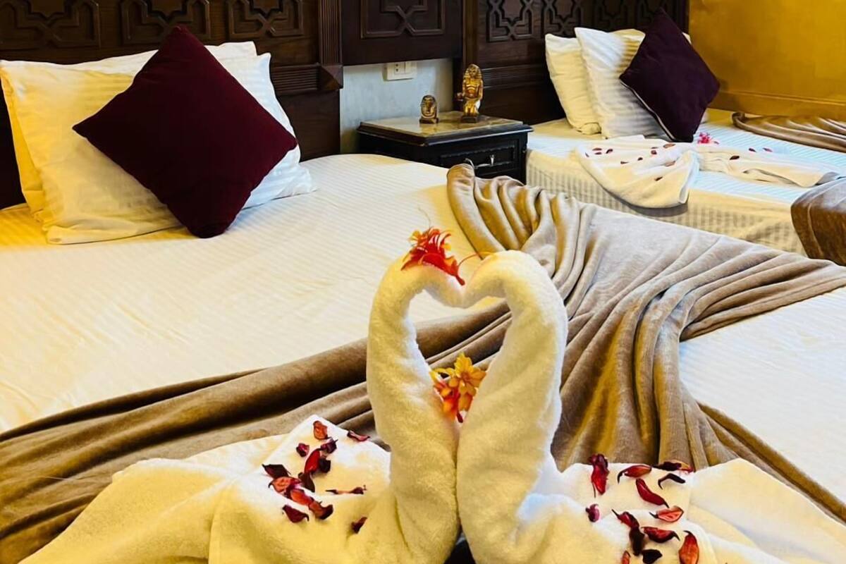 ميني بار وخزنة داخل الغرفة ومكتب وستائر تعتيم