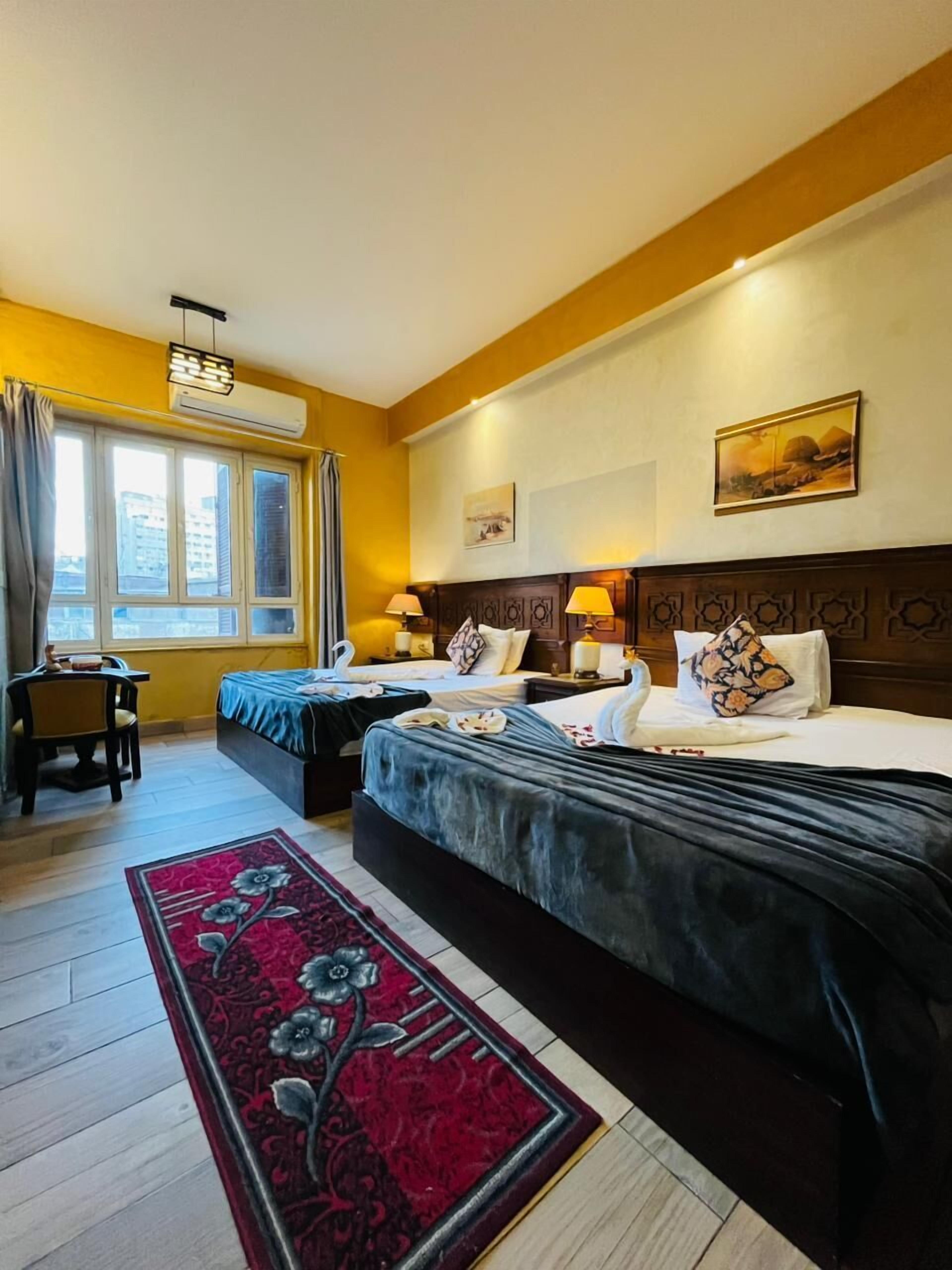 舒適四人房, 城市景觀 | 迷你吧、客房內保險箱、書桌、遮光布/窗簾