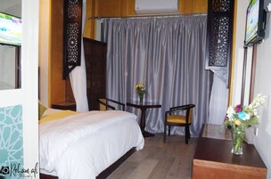 Minibár, széf a szobában, sötétítőfüggöny és hangszigetelés