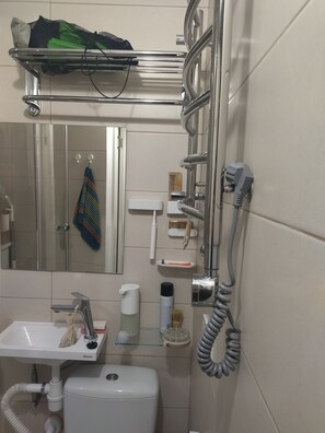 Ensemble douche/baignoire, sèche-cheveux, peignoirs, chaussons